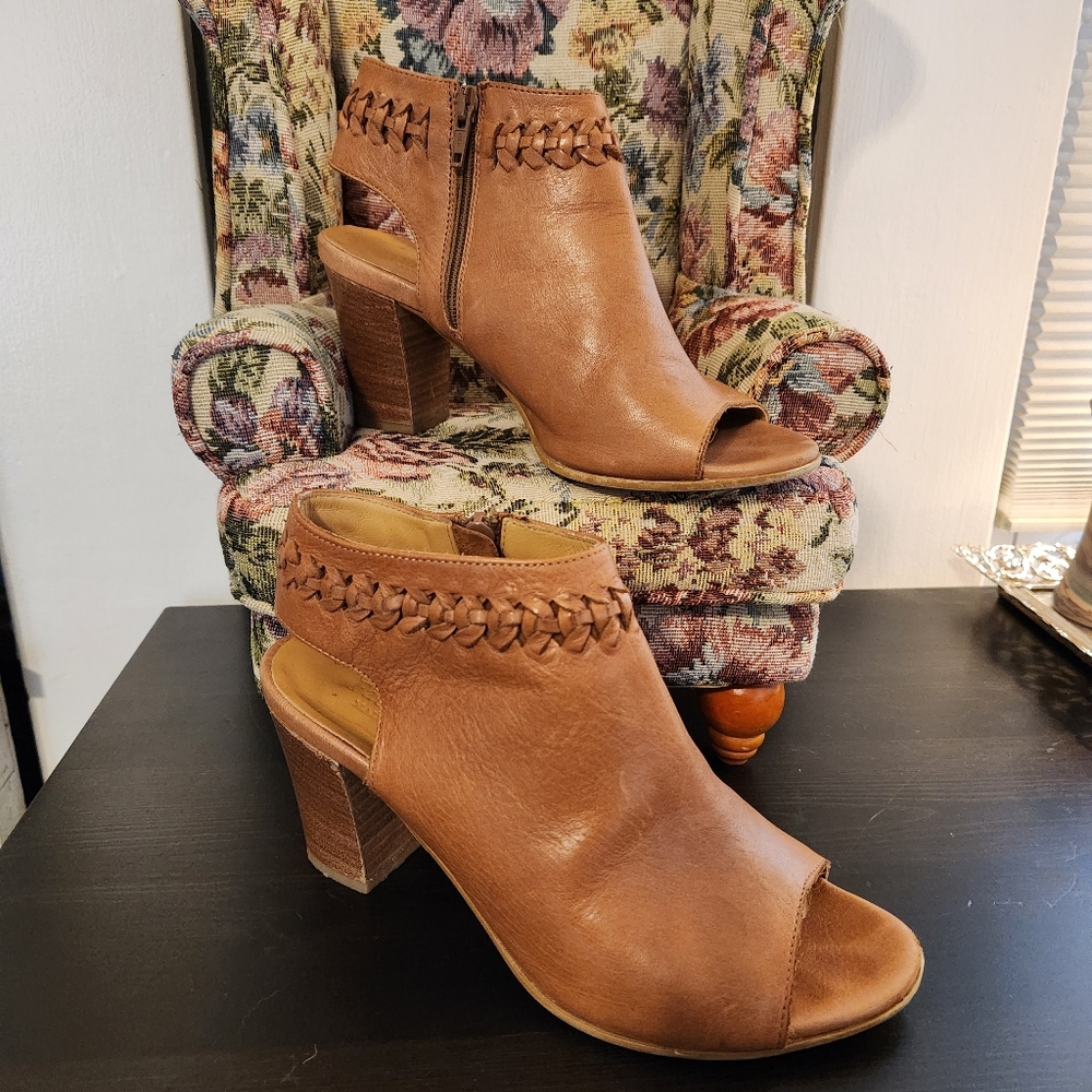 Fabianelli Cognac Ankle Booties with Chunky Heel and Crisscross Detail - Picture 2 of 4